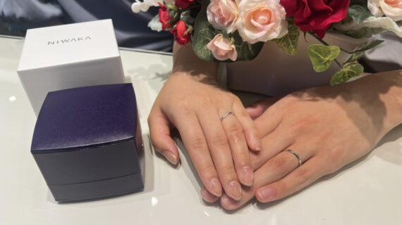 NIWAKA（ニワカ）の結婚指輪を着用したカップル