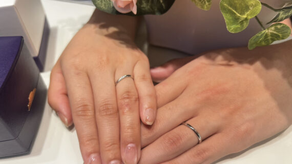 NIWAKA（ニワカ）の結婚指輪を着用したカップル