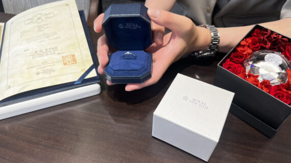 ロイヤルアッシャーの婚約指輪の入ったケースを持つ男性
