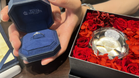 ロイヤルアッシャーの婚約指輪の入ったケースを持つ男性