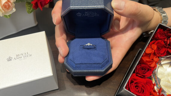 ロイヤルアッシャーの婚約指輪の入ったケースを持つ男性