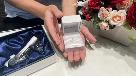 シンデレラの婚約指輪が入ったケースを持つ男性
