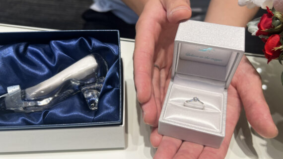 シンデレラの婚約指輪が入ったケースを持つ男性