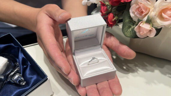 シンデレラの婚約指輪が入ったケースを持つ男性