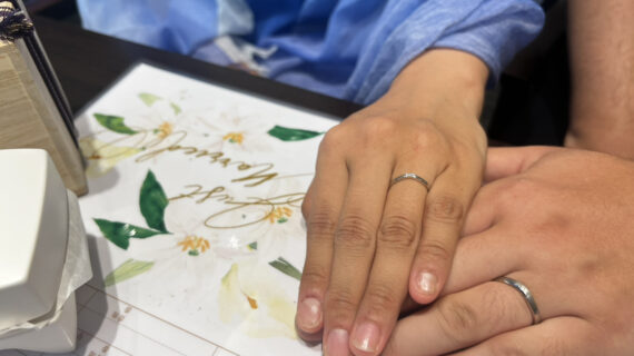 NIWAKA（ニワカ）の結婚指輪を着けたカップル