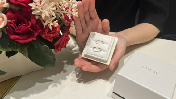 LUCIE（ルシエ）の結婚指輪の入った箱を持つ女性