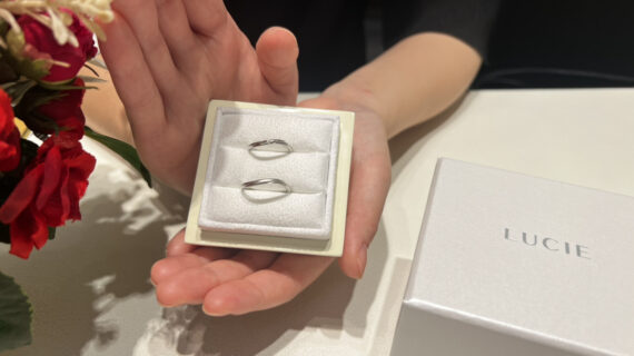 LUCIE（ルシエ）の結婚指輪の入った箱を持つ女性