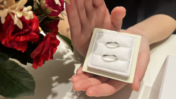 LUCIE（ルシエ）の結婚指輪の入った箱を持つ女性