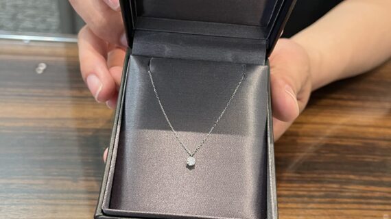 ラザールダイヤモンドの婚約ネックレスを渡す男性
