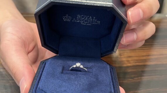 ロイヤルアッシャーの婚約指輪を渡す瞬間の男性の手元