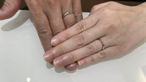NIWAKAの結婚指輪を身につけているカップルの手元