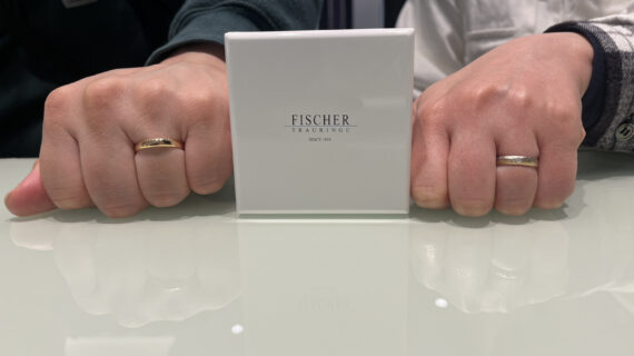 フィッシャーの結婚指輪をつけた手元