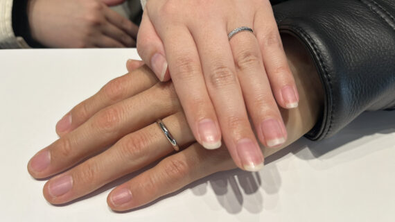 ロイヤルアッシャーの結婚指輪をつけた手元