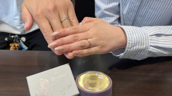 ラプンツェルの結婚指輪をつけた手元