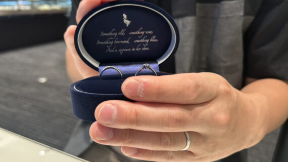 サムシングブルーの婚約指輪と結婚指輪