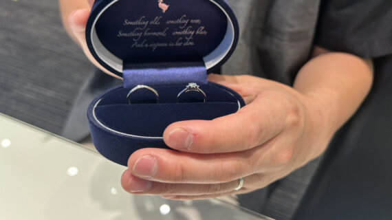 サムシングブルーの婚約指輪と結婚指輪