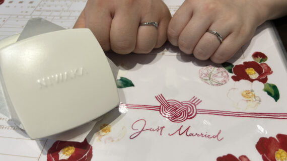 NIWAKAの結婚指輪をつけているカップル