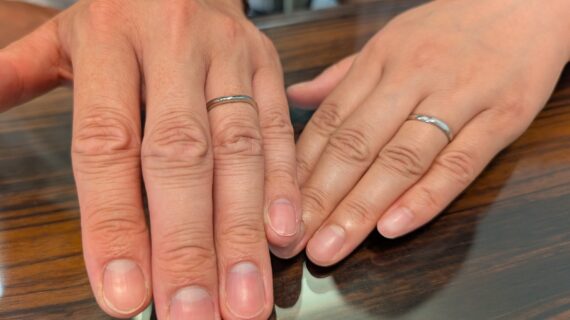 ロイヤルアッシャーの結婚指輪をつけたカップル
