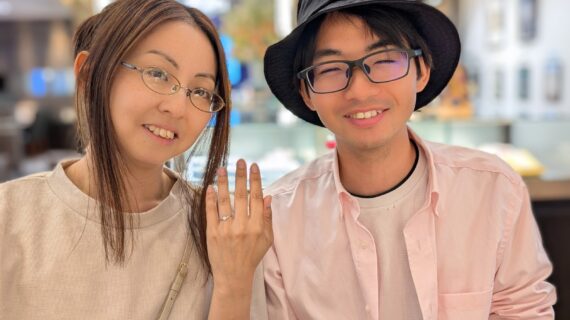 ルシエの婚約指輪をつけたカップル、ハーモニアス