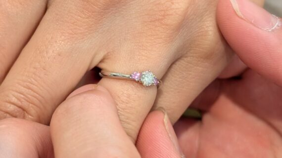 ルシエの婚約指輪をつけたカップル、ハーモニアス