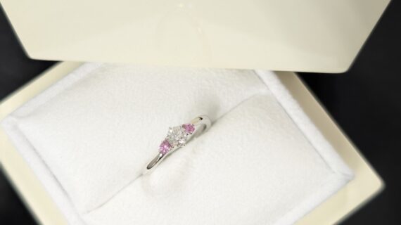 ルシエの婚約指輪をつけたカップル、ハーモニアス