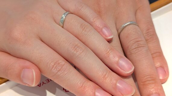 杢目金屋の結婚指輪をつけたカップル