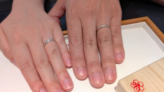 杢目金屋の結婚指輪をつけたカップル