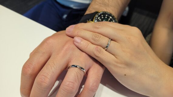 ニワカの結婚指輪を着けた男性とカフェリングの結婚指輪を着けた女性の手元