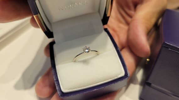 ニワカの婚約指輪を持つ男性