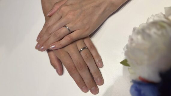 ニワカの結婚指輪を着けたカップル