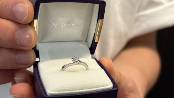 NIWAKA（ニワカ）の婚約指輪が入ったケースを開いている様子の画像