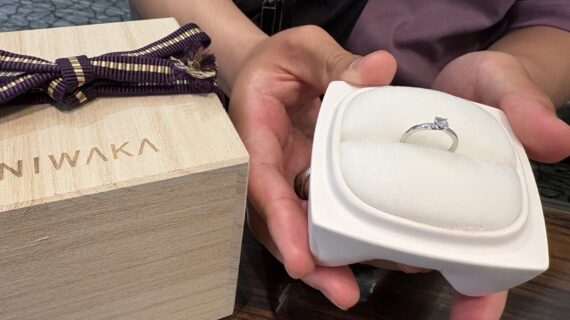 NIWAKA（ニワカ）の婚約指輪が入ったケースを開けて見せている様子の画像