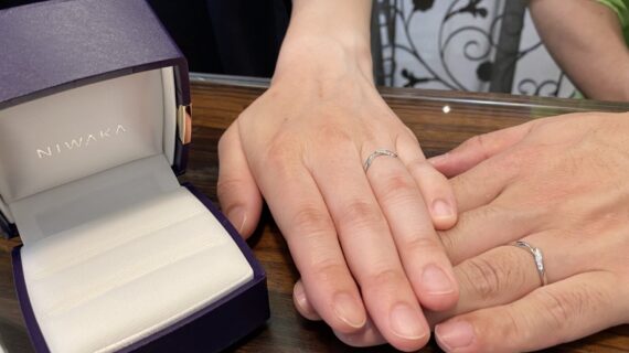 ニワカの結婚指輪を着用したカップルの手元