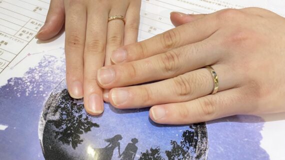 プルーブの結婚指輪 を着用したカップル