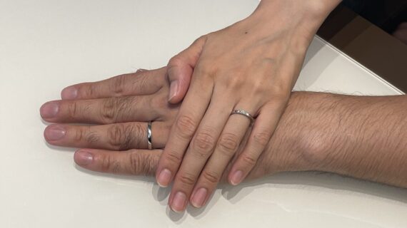 ロイヤルアッシャーの結婚指輪をつけたカップル