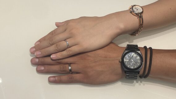 N.Y.NIWAKAとNIWAKAの結婚指輪をつけたカップル
