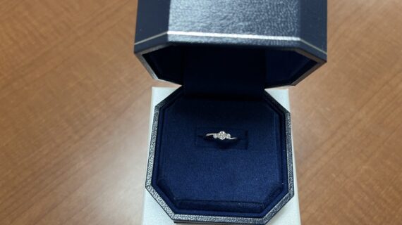 ロイヤルアッシャーの婚約指輪を選んだ男性