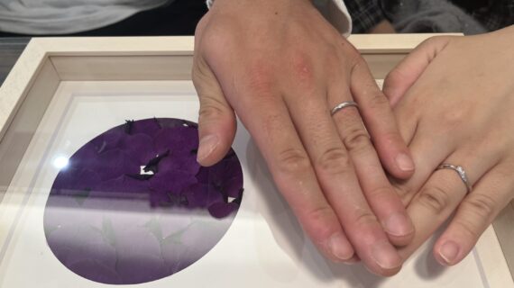 NIWAKAの結婚指輪を着けたカップル
