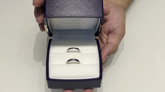 NIWAKA（ニワカ）の結婚指輪をつけたカップル