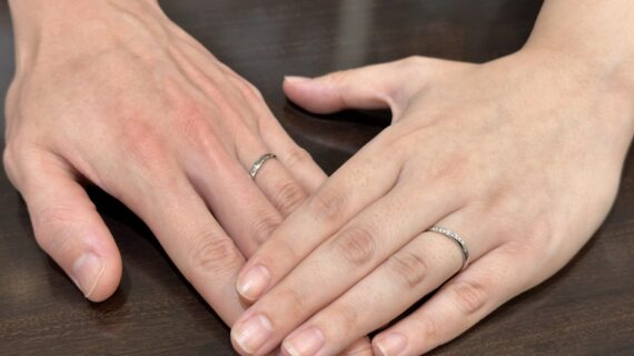 NIWAKA（ニワカ）の結婚指輪を着けたカップルの手元