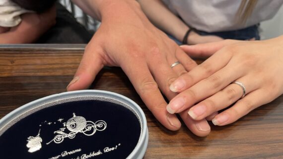 シンデレラの結婚指輪を着けた夫婦