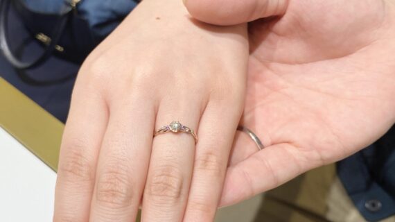 ラプンツェルの婚約指輪を着けた女性の手