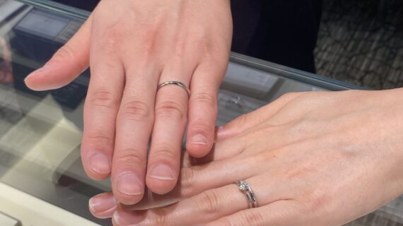 ニワカの結婚指輪を着用したカップル