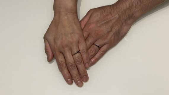 NIWAKA（ニワカ）の結婚指輪をつけたカップル