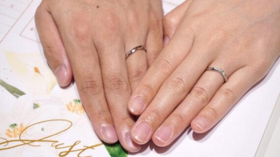 ラザールダイヤモンドの結婚指輪をつけたカップルの手元