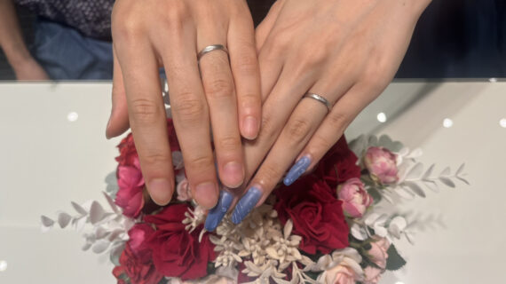 ノクルの結婚指輪を着けたカップル