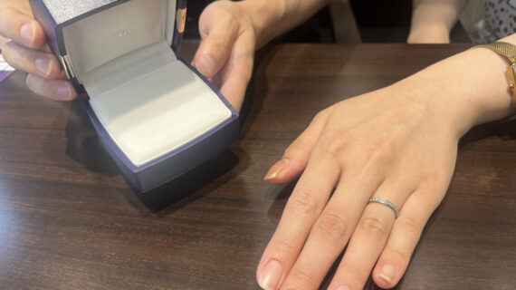 NIWAKAの婚約指輪を着けた女性とケースを持つ男性