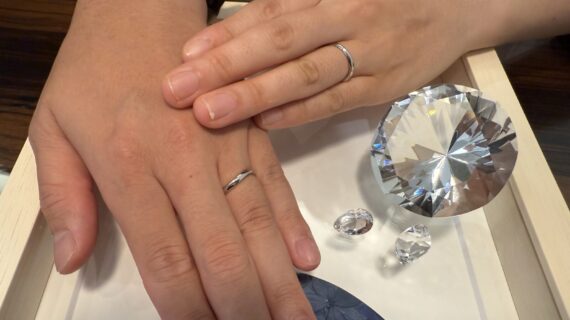 ルシエの結婚指輪を付けているカップル