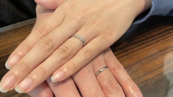ニワカの結婚指輪をつけているカップル