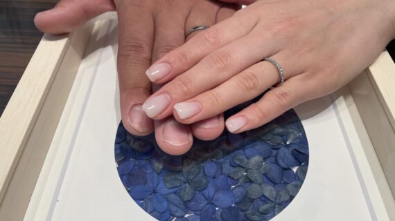 ロイヤルアッシャーの結婚指輪をつけているカップル